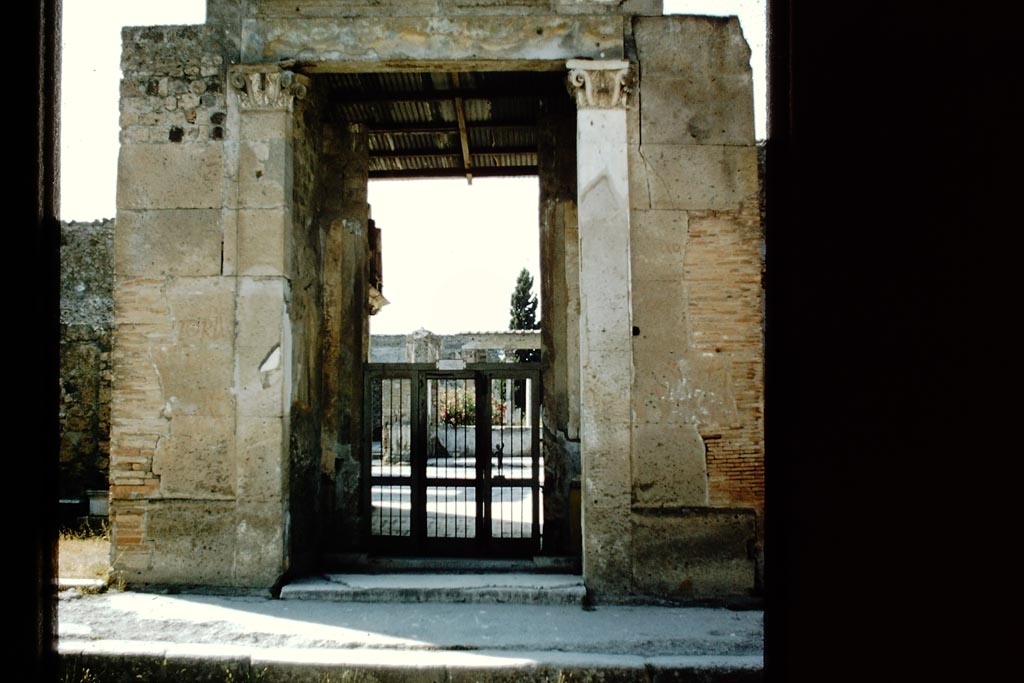 VI.12.2 Pompeii. 1957. Looking north to entrance doorway. Photo by Stanley A. Jashemski.
Source: The Wilhelmina and Stanley A. Jashemski archive in the University of Maryland Library, Special Collections (See collection page) and made available under the Creative Commons Attribution-Non-Commercial License v.4. See Licence and use details.
J57f0408