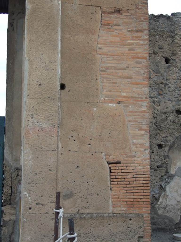 VI.12.2 Pompeii. December 2007. Red painted graffiti to right of entrance. According to Varone and Stefani, many graffiti were found on this side of the doorway. The only two still very faintly readable, being CIL IV 2882 (at the top) and CIL IV 14 (in the middle). See Varone, A. and Stefani, G., 2009. Titulorum Pictorum Pompeianorum, Rome: L’erma di Bretschneider, (p.322-328)
According to Epigraphik-Datenbank Clauss/Slaby (See www.manfredclauss.de), these read as –
] Homo[3] 
[3]art[                           [CIL IV 15 = CIL IV 2882]
 [3] Aquti(um) [3]       [CIL IV 14]
