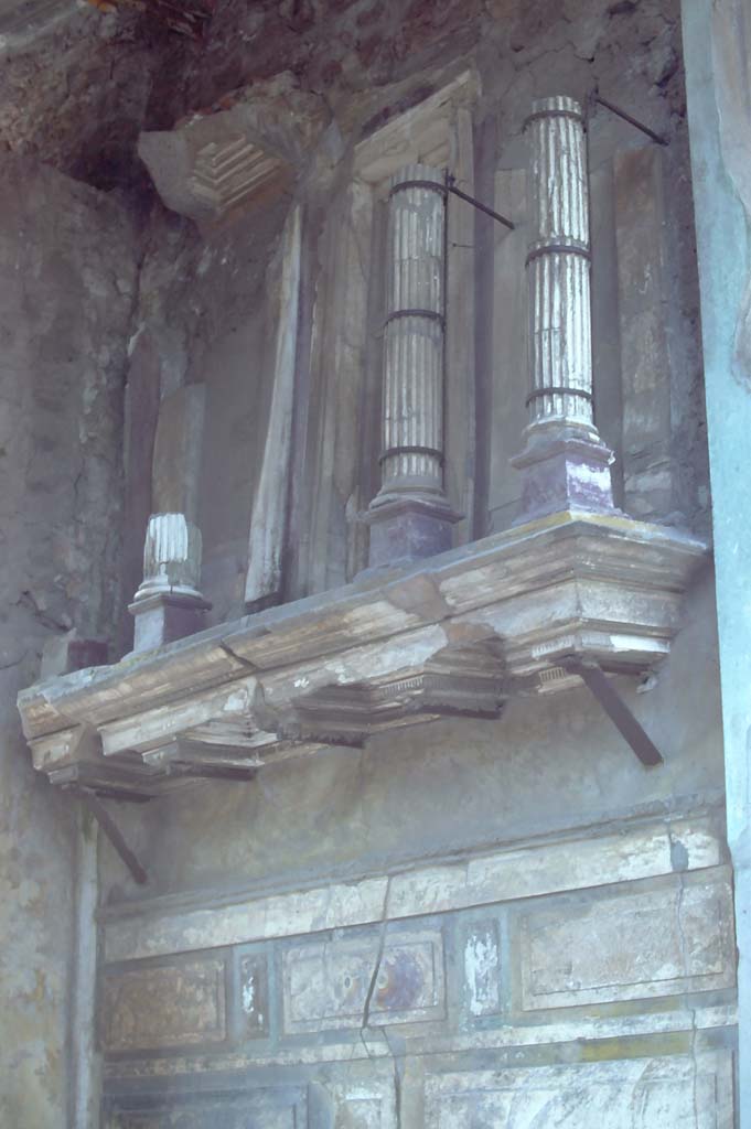 VI.12.2 Pompeii, .7th August 1976. Entrance fauces, upper west wall with shelf and façade with small columns.
Photo courtesy of Rick Bauer, from Dr George Fay’s slides collection.