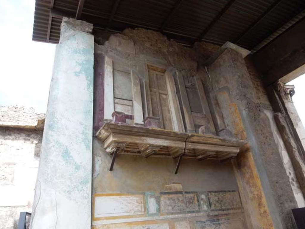 VI.12.2 Pompeii. May 2015. Entrance fauces, upper east wall with shelf and façade with small columns.
Photo courtesy of Buzz Ferebee.