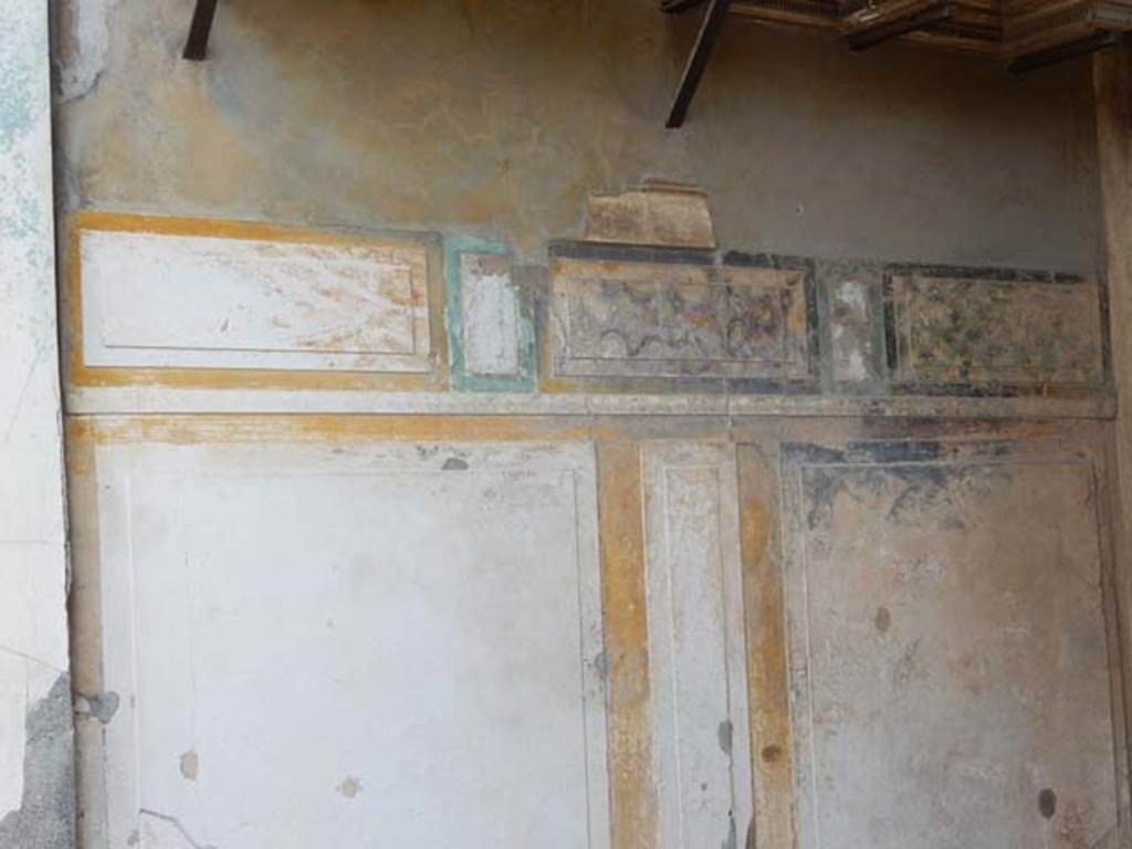 VI.12.2 Pompeii. May 2015. Entrance fauces, detail from lower east wall.
Photo courtesy of Buzz Ferebee.