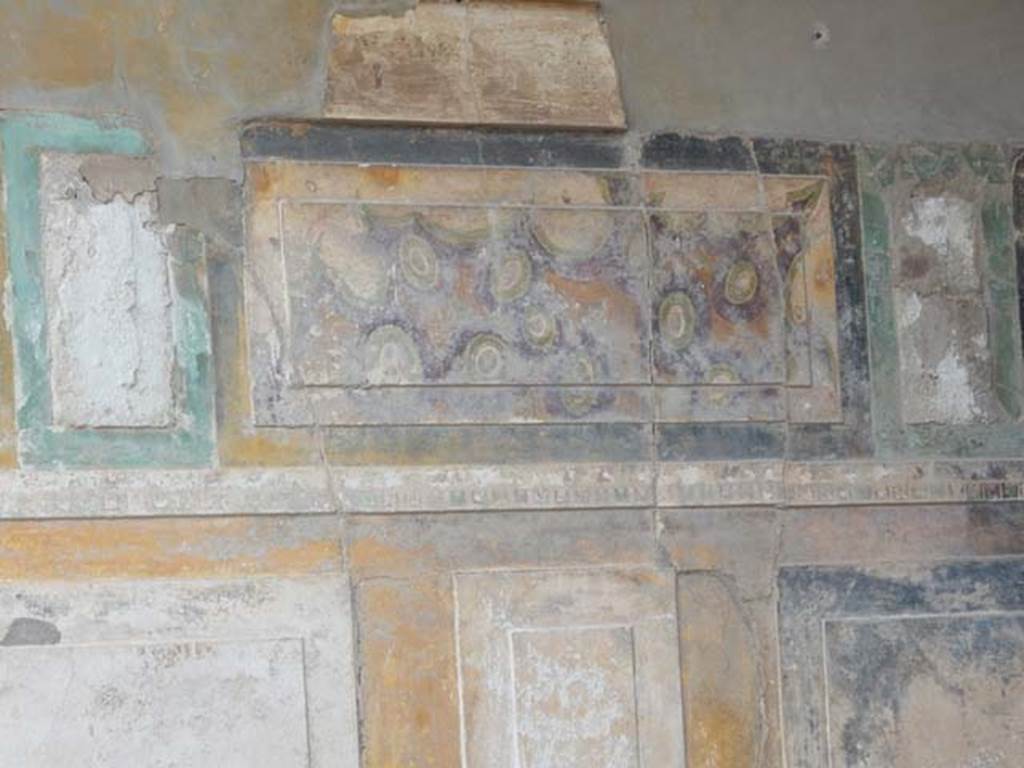VI.12.2 Pompeii. May 2015. Entrance fauces, detail from lower east wall.
Photo courtesy of Buzz Ferebee.