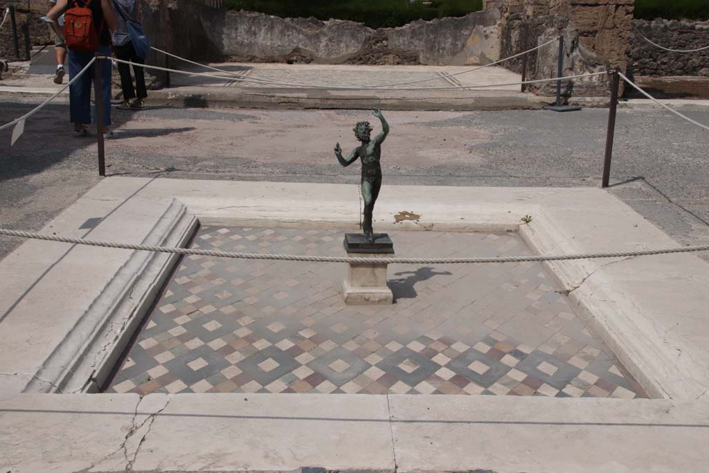 VI.12.2, Pompeii. September 2021. Looking north across impluvium towards tablinum. Photo courtesy of Klaus Heese.

