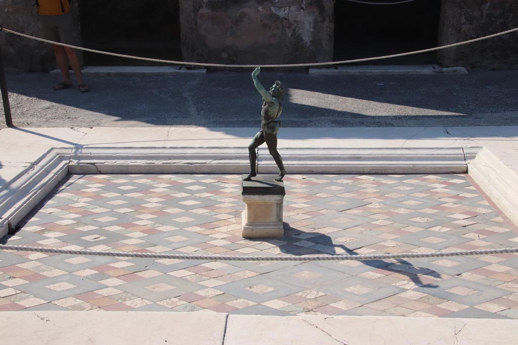 VI.12.2 Pompeii. October 2022. Looking west across impluvium in atrium. Photo courtesy of Klaus Heese.