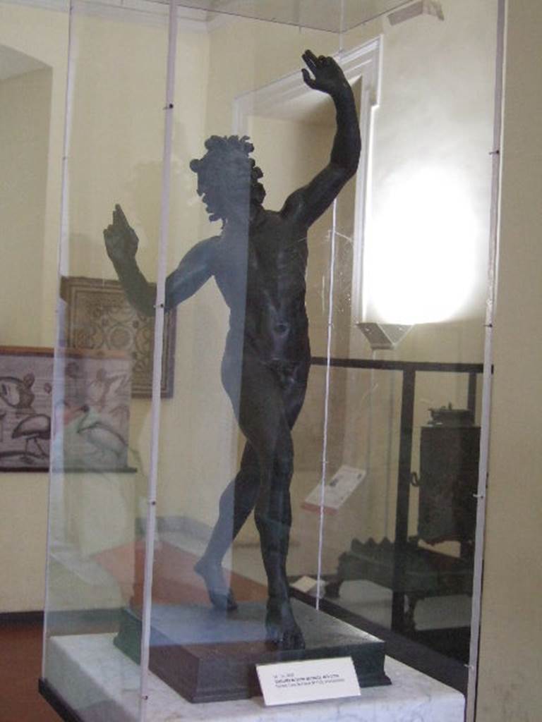 VI.12.2 Pompeii. Original bronze statue of a dancing faun found in tuscanic atrium. Now in Naples Archaeological Museum. Inventory number 5002.
This was found on 28th October 1830. See Pagano, M. and Prisciandaro, R., 2006. Studio sulle provenienze degli oggetti rinvenuti negli scavi borbonici del regno di Napoli.  Naples : Nicola Longobardi. (p. 144) PAH II, 240
