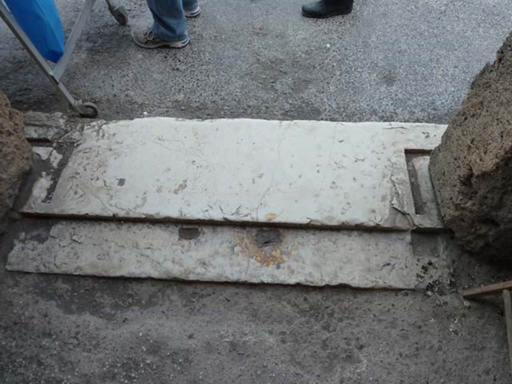 VI.12.2 Pompeii. September 2015. Doorway threshold of third room on west side of atrium.