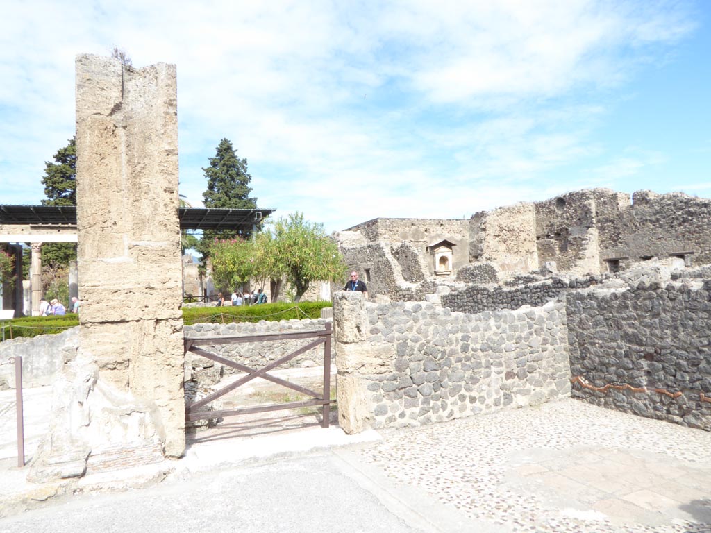 VI.12.2 Pompeii. September 2015. North-east corner of Primary Atrium, with doorway to room 34.
Foto Annette Haug, ERC Grant 681269 DÉCOR.
