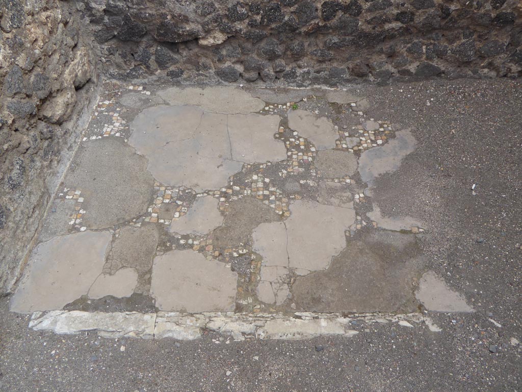 VI.12.2 Pompeii. September 2015. Cubiculum 28, detail of flooring in north-east corner.
Foto Annette Haug, ERC Grant 681269 DÉCOR.
