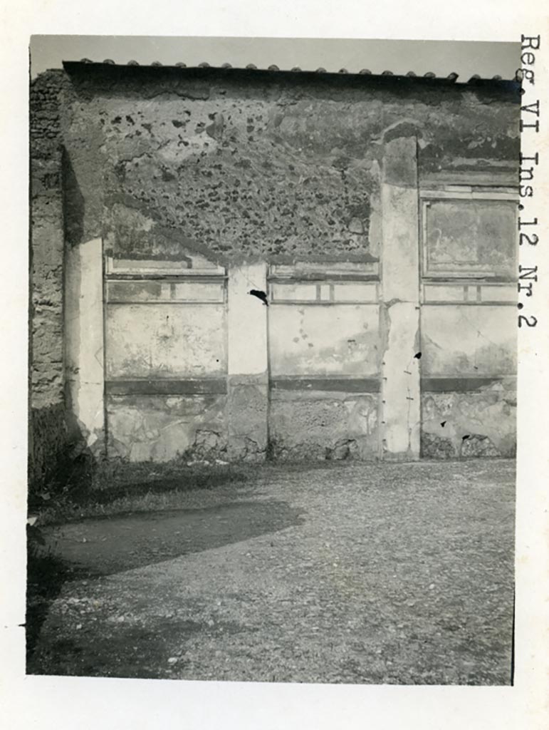 VI.12.2 Pompeii. pre-1937-39. Painted decoration from west wall in south-west corner of middle peristyle.
Photo courtesy of American Academy in Rome, Photographic Archive. Warsher collection no. 670.