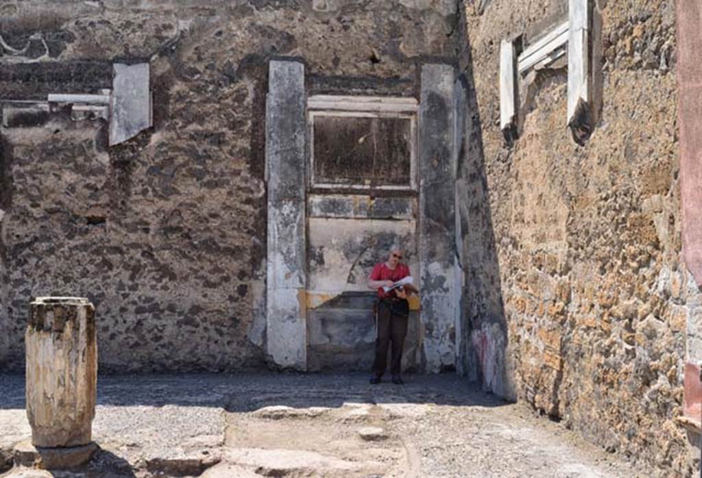 VI.12.2 Pompeii. April 2018. Looking towards the west wall of the middle peristyle, in the north-west corner. Photo courtesy of Ian Lycett-King. Use is subject to Creative Commons Attribution-NonCommercial License v.4 International.