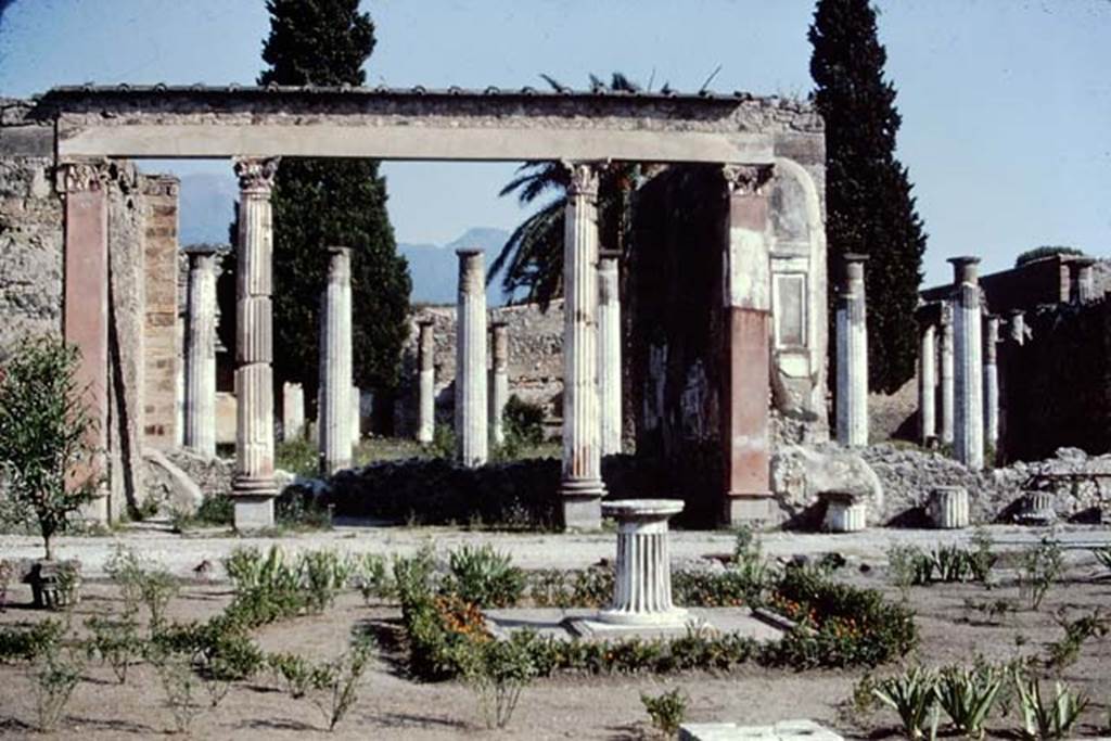 VI.12.2 Pompeii. 1968. Looking north across first peristyle garden. Photo by Stanley A. Jashemski.
Source: The Wilhelmina and Stanley A. Jashemski archive in the University of Maryland Library, Special Collections (See collection page) and made available under the Creative Commons Attribution-Non Commercial License v.4. See Licence and use details.
J68f1249