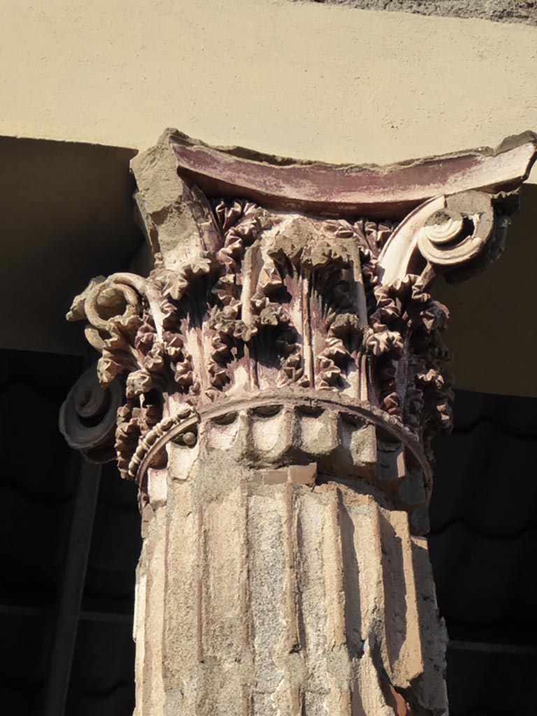 VI.12.2 Pompeii. January 2017. Detail of capital on middle column towards west end of Exedra.
Foto Annette Haug, ERC Grant 681269 DÉCOR.

