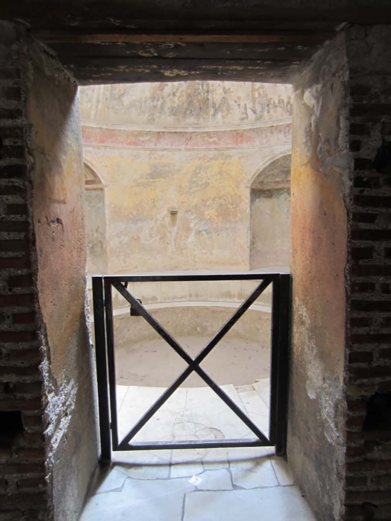 VII.5.24 Pompeii. March 2012. 
Doorway to frigidarium (19), looking south. Photo courtesy of Marina Fuxa.
