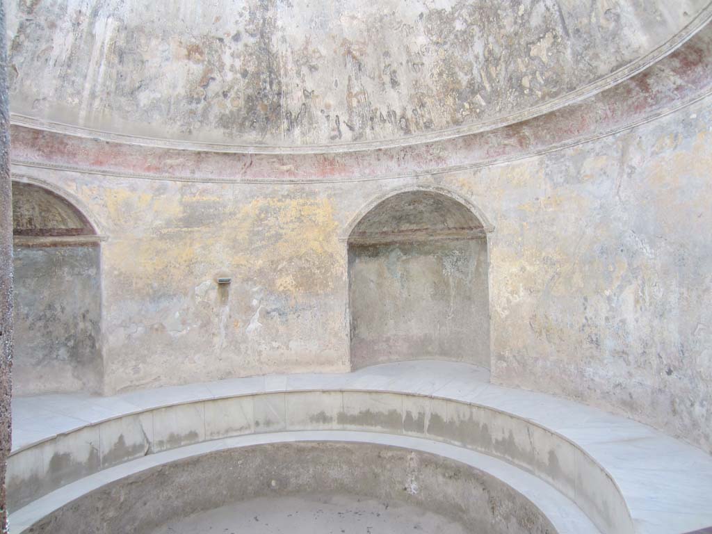 VII.5.24 Pompeii. March 2012. Frigidarium (19) and niches (20), on south and south-west side. Photo courtesy of Marina Fuxa.