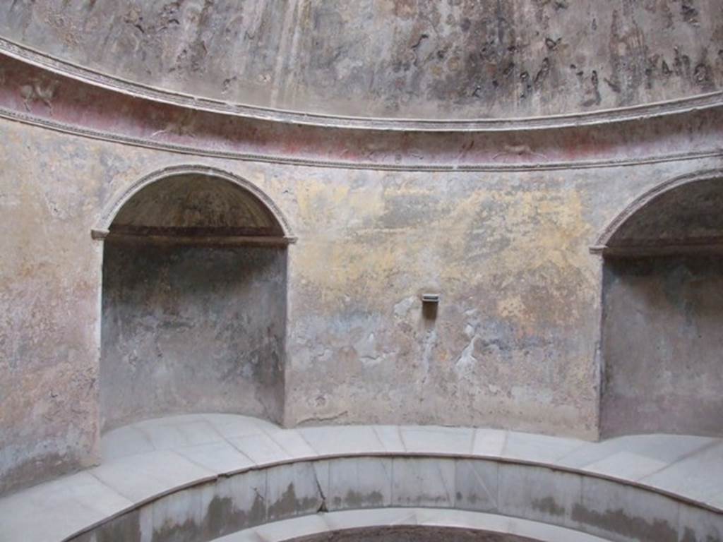 VII.5.24 Pompeii. March 2009. Frigidarium (19) with two of the four niches (20) with seats (21) for the bathers. The stucco cornice represents a race of cupids in two-horse chariots or on horseback.
