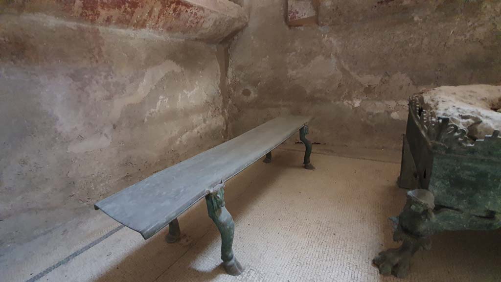 VII.5.24 Pompeii. August 2021. Tepidarium (37), bronze bench in south-east corner.
Foto Annette Haug, ERC Grant 681269 DÉCOR.
