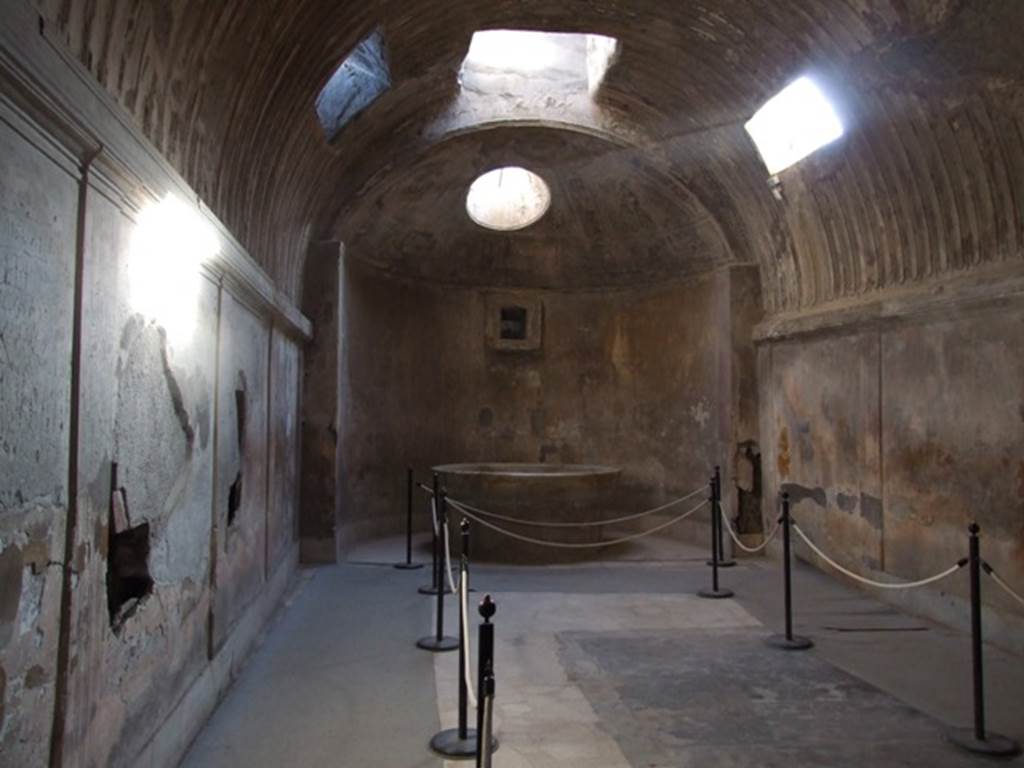 VII.5.24 Pompeii. December 2007. Caldarium (39), looking south towards large marble basin or labrum (41).  