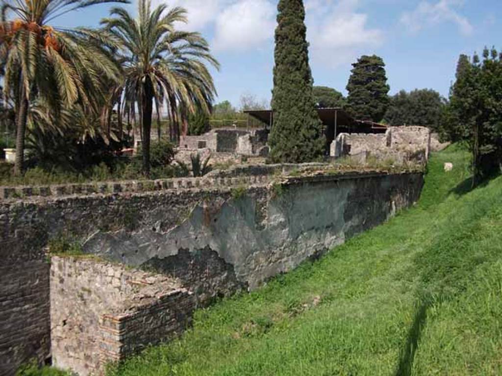 HGW24 Pompeii. May 2010. Exterior south wall of portico.