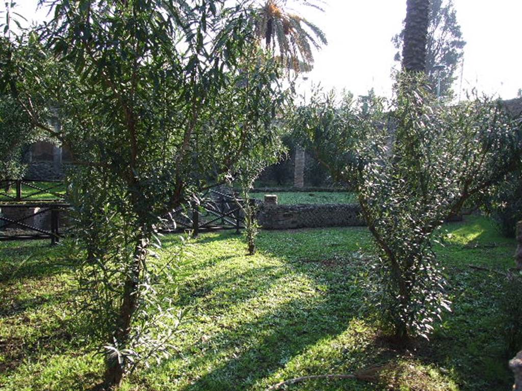 HGW24 Pompeii. December 2006. View across garden to the south. 