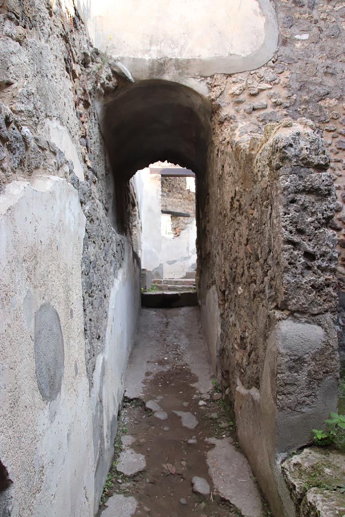 Villa of Diomedes, Pompeii. October 2023.
Looking east along corridor 5,12 from garden area, towards room 5,18, on upper floor.
Photo courtesy of Klaus Heese.
