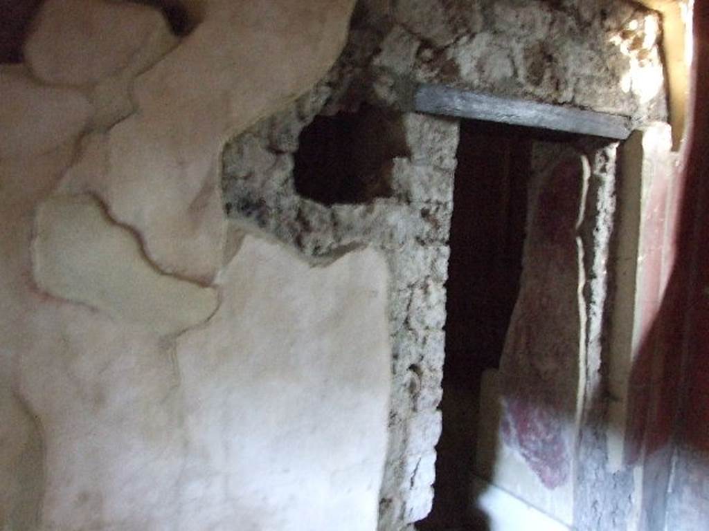 HGW24 Pompeii. December 2006. Doorway in east wall of tepidarium leading to caldarium in baths complex.