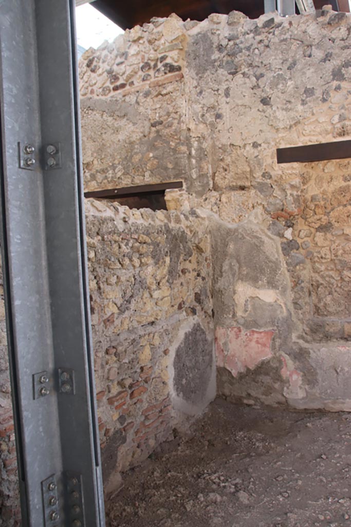 HGW24 Pompeii. Villa of Diomedes. October 2023. 
Looking south along east wall towards south-east corner. Photo courtesy of Klaus Heese.
(Villa Diomedes Project – area 2 with doorway to area 18).
(Fontaine, room 2,9).
