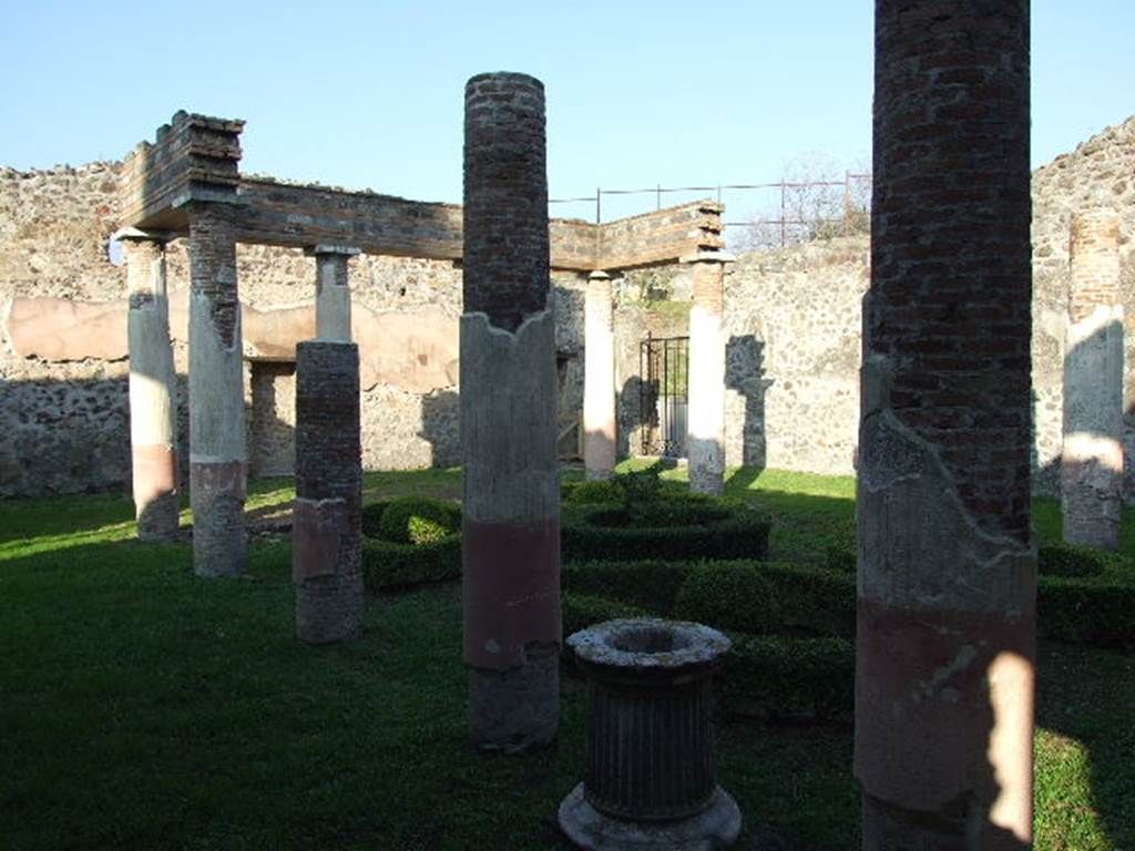 HGW24 Pompeii. December 2006. Looking north-east across peristyle, towards entrance doorway.