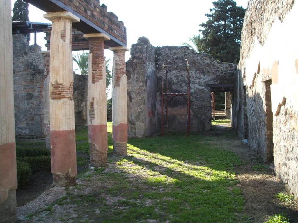 HGW24 Pompeii. December 2004. Looking west along north side of peristyle towards ala.
(Villa Diomedes Project – area 2, looking towards area 23).
(Fontaine, north side of courtyard portico was numbered as 2a).

