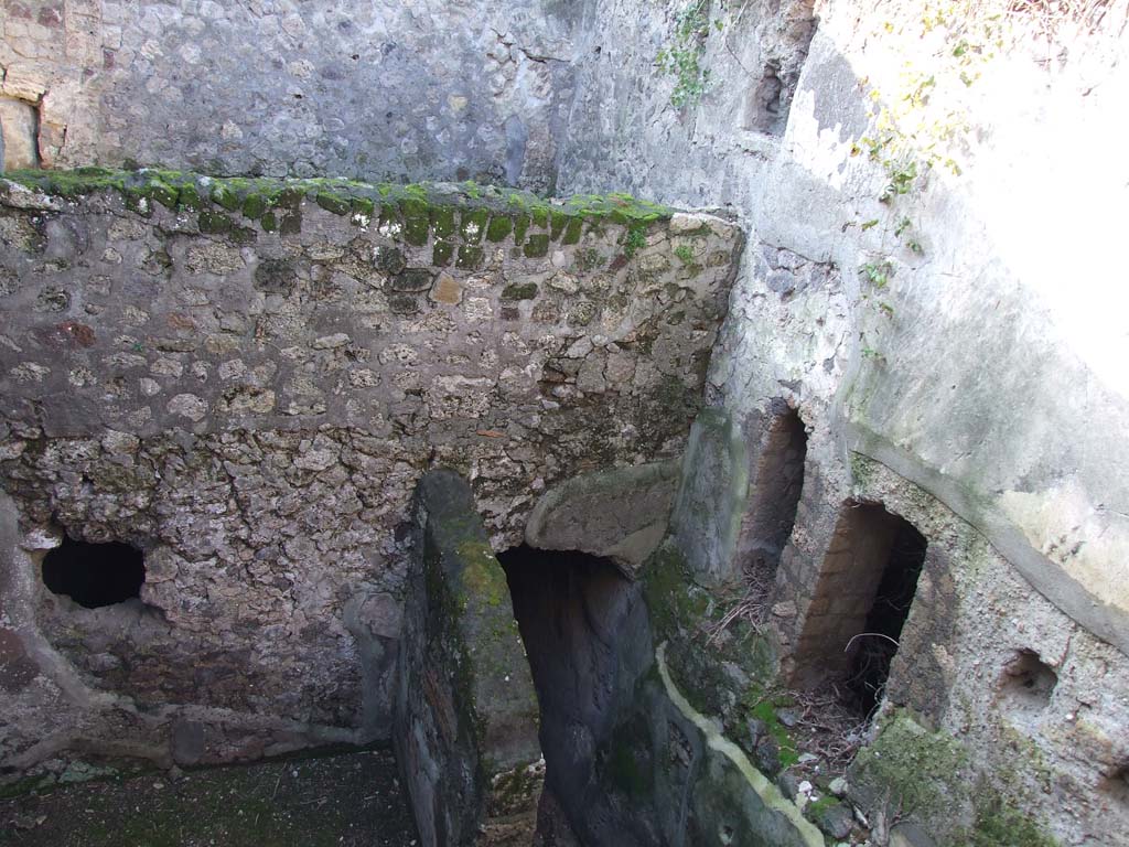 HGW24 Pompeii. December 2006. North side of peristyle, looking down onto lower level.