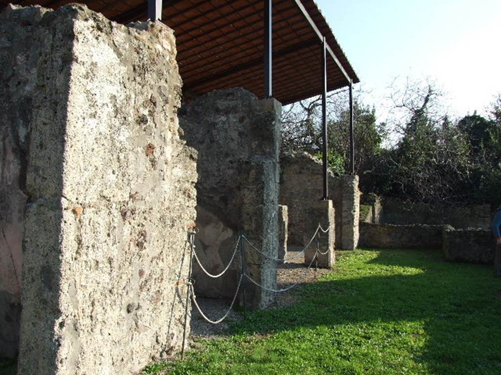 HGW24 Pompeii. December 2006. Looking south along terrace from near room with window. The tablinum is in the centre
