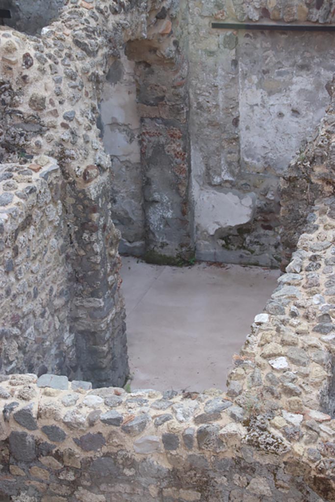 HGW24 Pompeii. Villa of Diomedes. October 2023.
Looking south across room on lower floor. Photo courtesy of Klaus Heese.
(Fontaine – room 5,1, with room 5,a, at rear).

