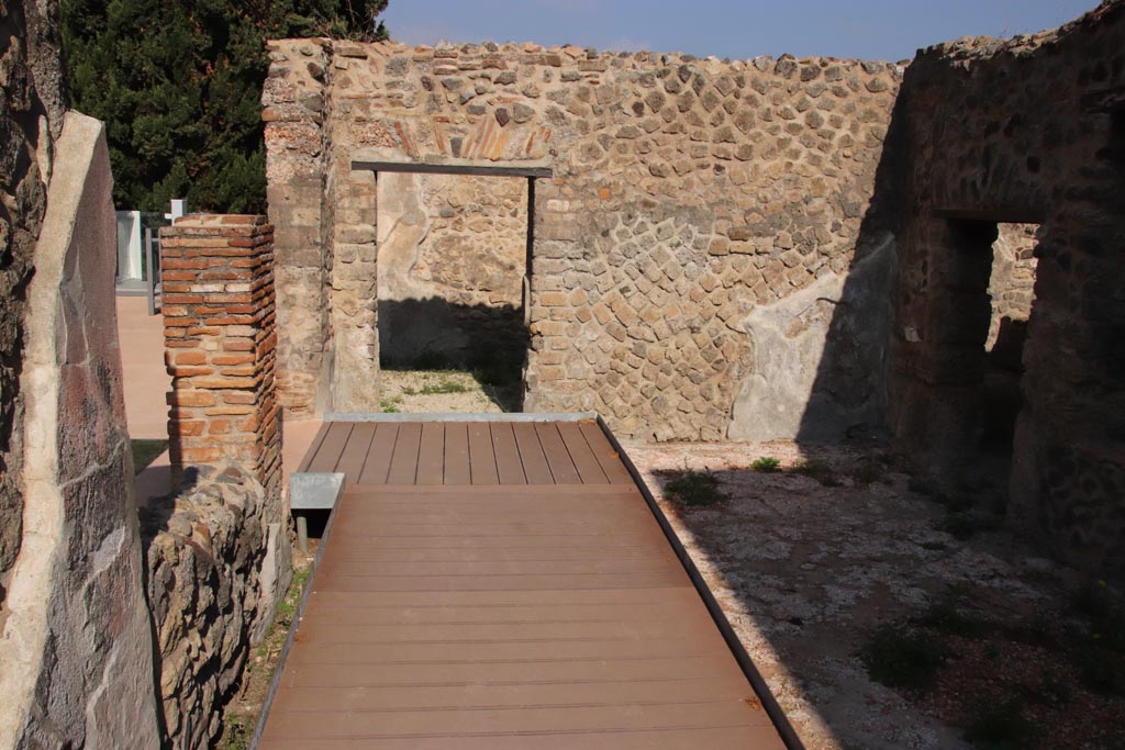 HGW24 Pompeii. Villa of Diomedes. October 2023.
Doorway to room (diaeta, or garden room) at north end of terrace. Photo courtesy of Klaus Heese.
(Villa Diomedes Project – area 40).
(Fontaine, room 4,1, see also previous room 4,2 for paintings).
