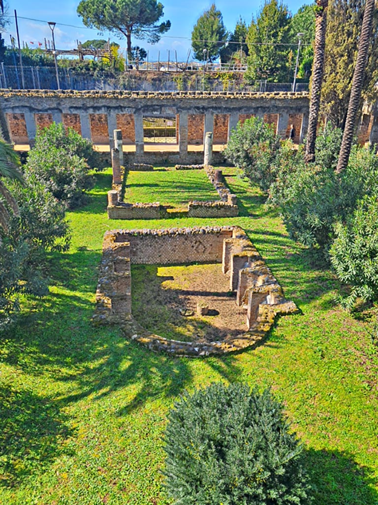 HGW24 Pompeii. March 2024.
Looking west from area of large exedra on upper floor, towards the garden and the west portico. 
Photo courtesy of Giuseppe Ciaramella.
