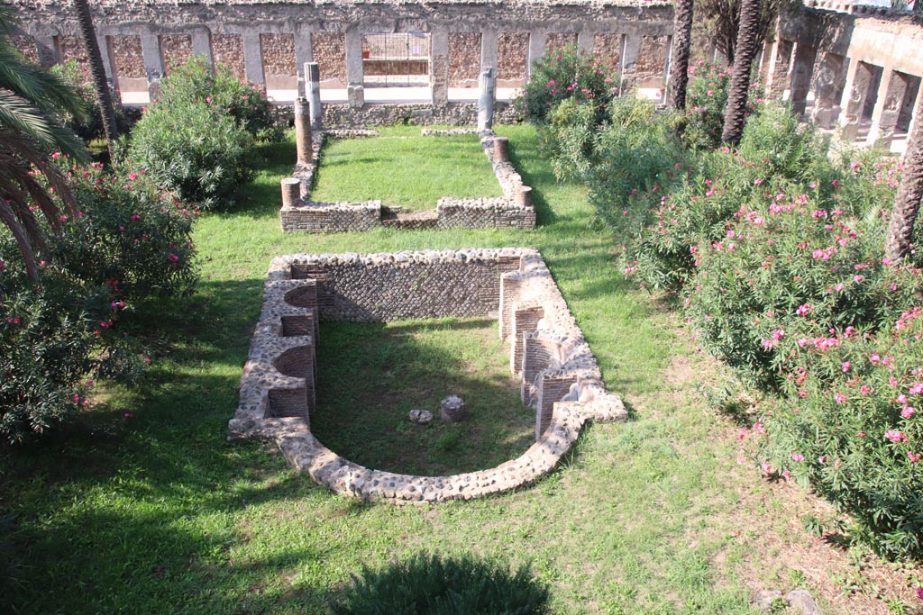 HGW24 Pompeii. Villa of Diomedes. October 2023.
Looking west from area of large exedra on upper floor, towards the garden and the west portico with gateway, in the background. 
Photo courtesy of Klaus Heese.
