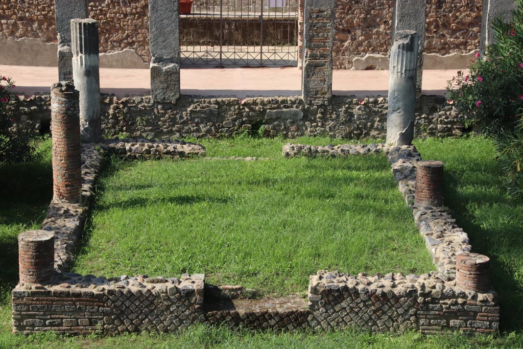 HGW24 Pompeii. Villa of Diomedes. October 2023. Looking west towards detail of garden pergola. Photo courtesy of Klaus Heese.