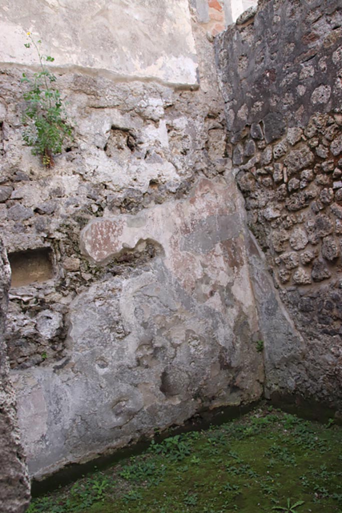 HGW24 Pompeii. Villa of Diomedes. October 2023. 
Room 5,16, south-west corner. Photo courtesy of Klaus Heese.
