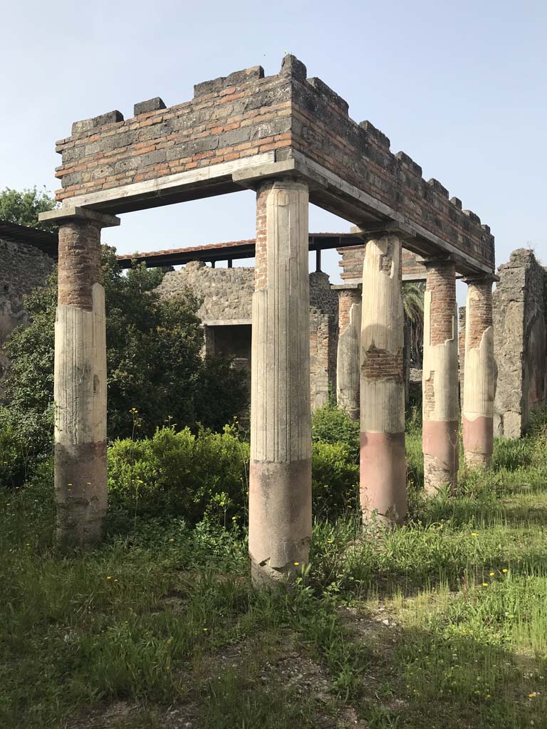 HGW24 Pompeii. April 2019. Looking south-west across peristyle from entrance doorway. 
Photo courtesy of Rick Bauer.
