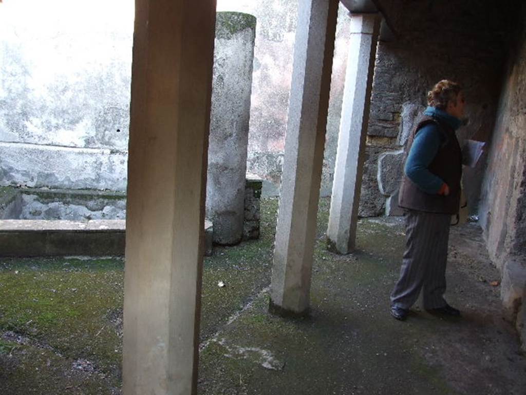 HGW24 Pompeii. December 2006. Looking east along south side of small triangular courtyard in baths complex. This triangular courtyard was surrounded on two sides by a portico held up by six octagonal columns. On the third side was a pool for bathing.
