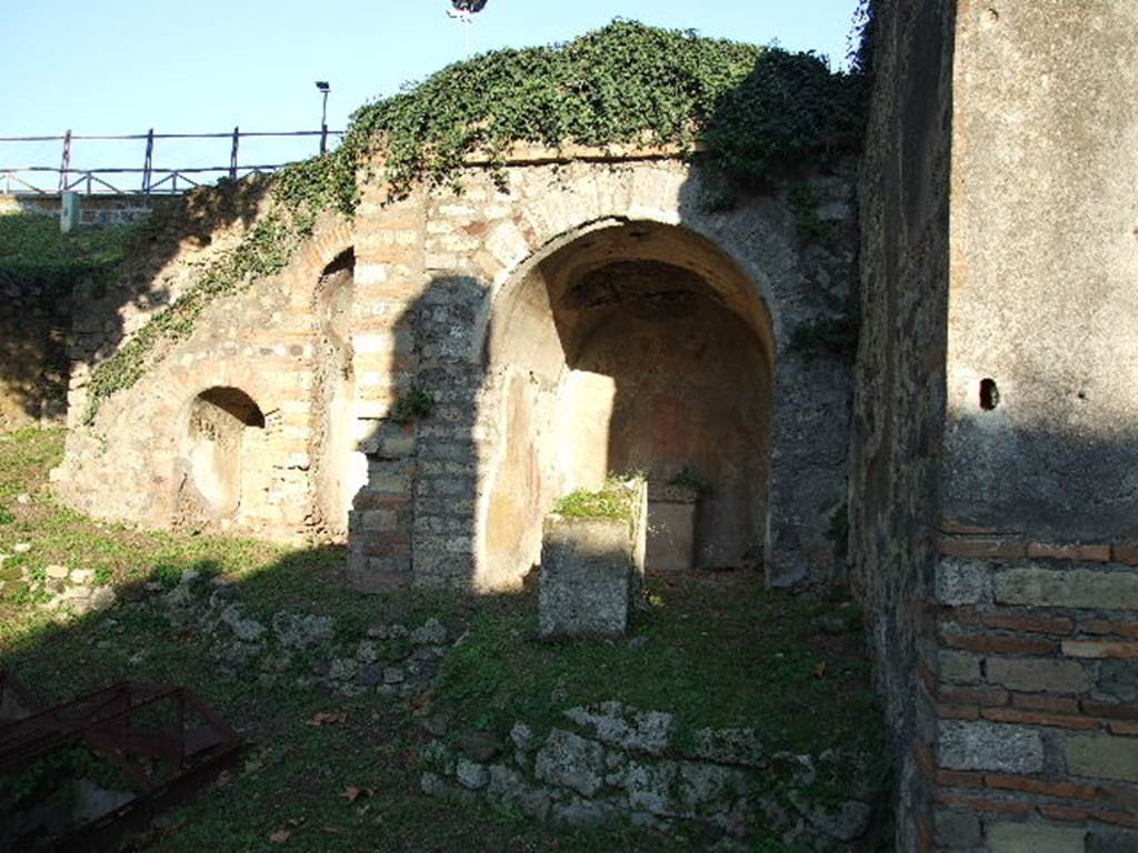 HGE12 Pompeii. December 2006. Looking east towards lararium.