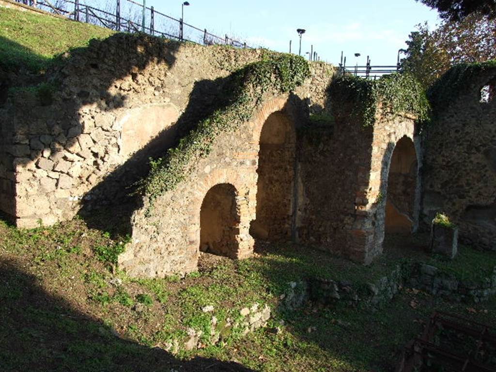 HGE12 Pompeii. December 2006. Looking towards stairs and lararium niche with altars.