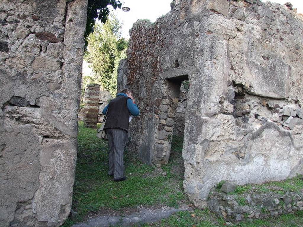 HGE12 Pompeii. December 2006. Looking north from courtyard towards entrance to central corridor.