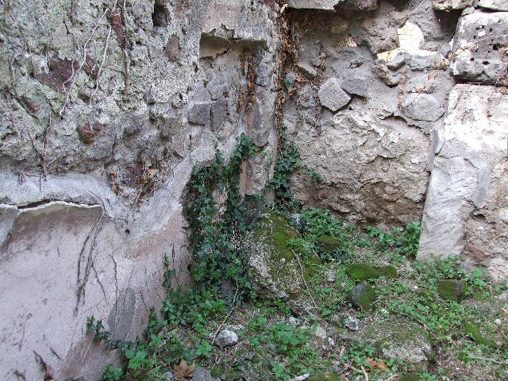 HGE12 Pompeii. December 2006. North-west corner of room to right of entrance to central corridor.