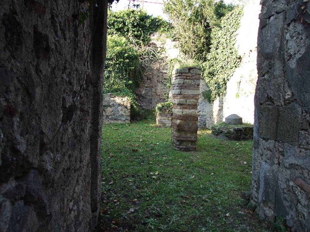 HGE12 Pompeii. December 2006. Looking north along corridor to rooms at rear.