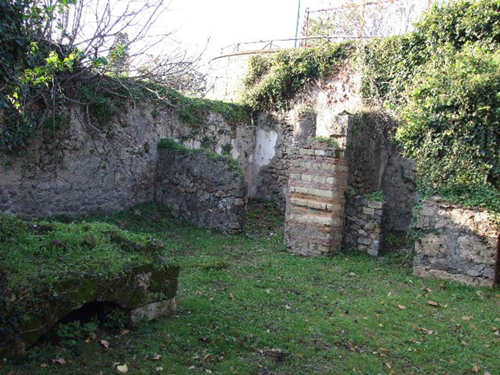 HGE12 Pompeii. December 2006. North-west corner of north end of Villa.