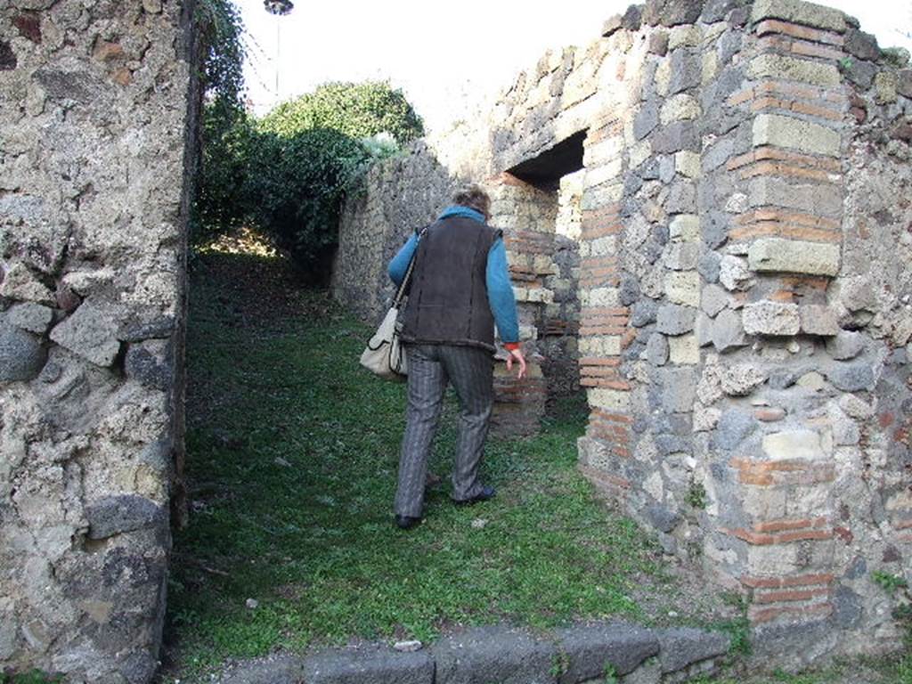 HGE12 Pompeii. December 2006. Long sloping corridor, ramp or steps at north end of Villa.