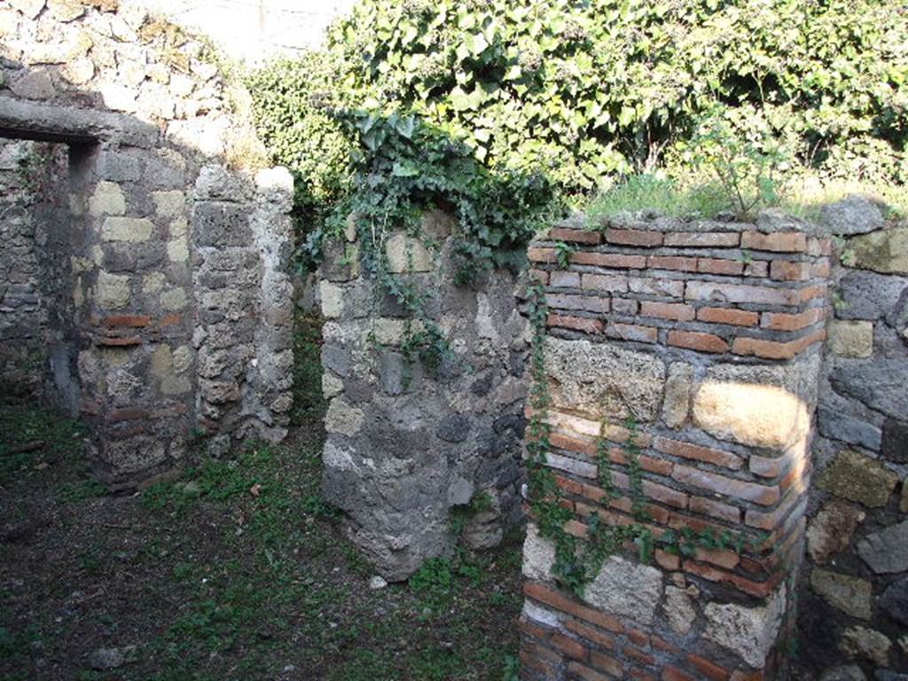 HGE12 Pompeii. December 2006. Doorways to four rooms in room on east side of corridor.       