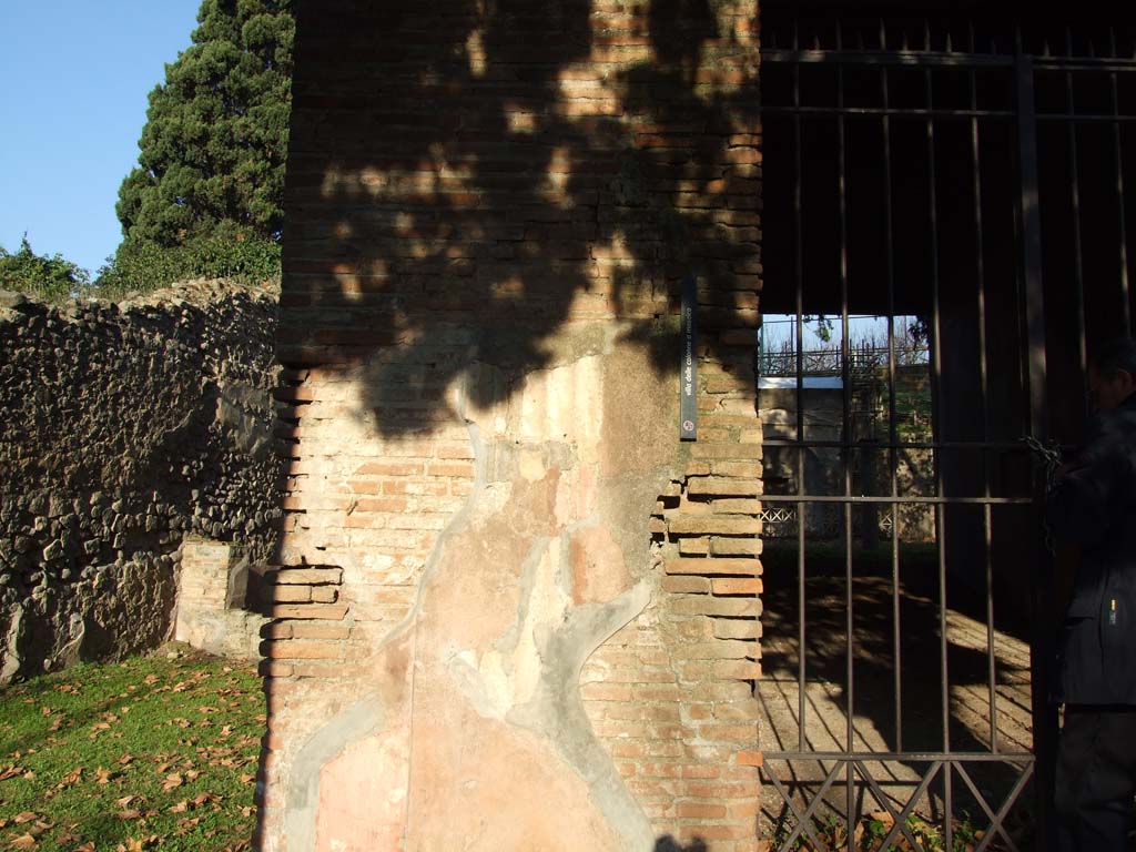 HGE12 Pompeii. December 2006. Remains of painted plaster on north side of entrance doorway.