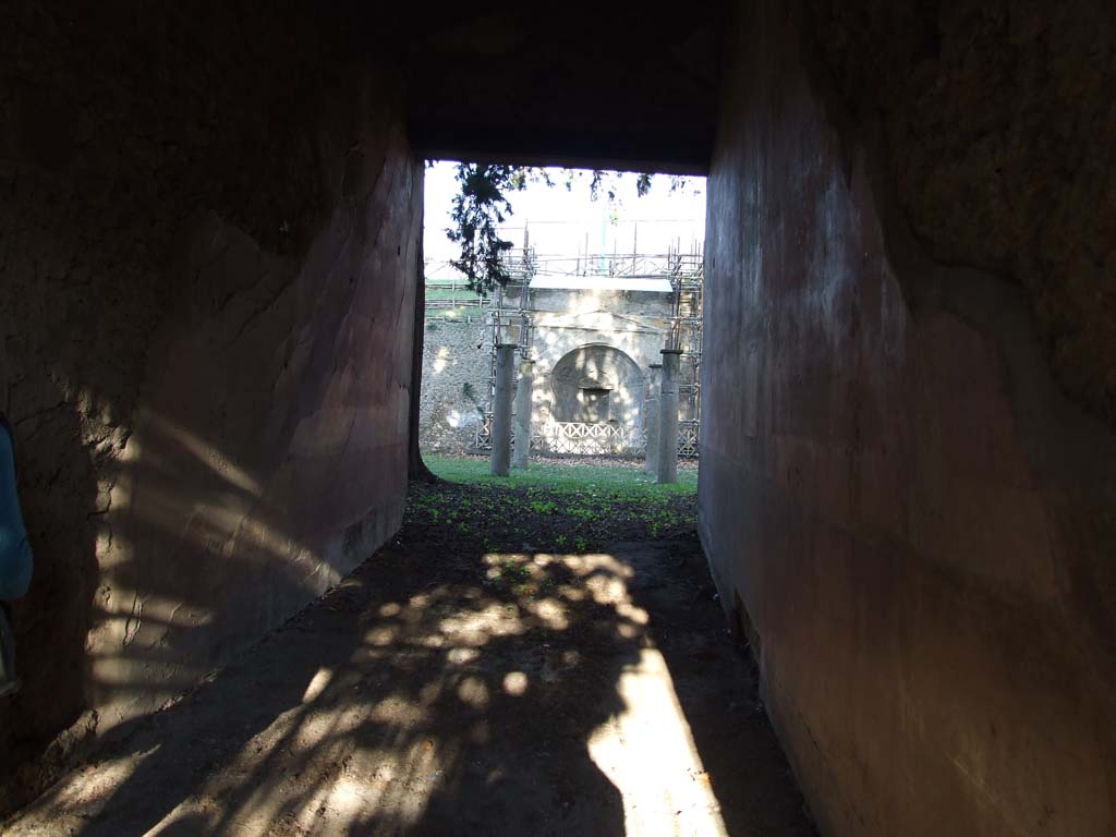 HGE12 Pompeii. December 2006. Looking east along entrance corridor.