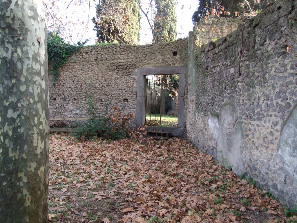 HGE12 Pompeii. December 2006. Doorway in south-west corner of garden area leading into funeral enclosure.