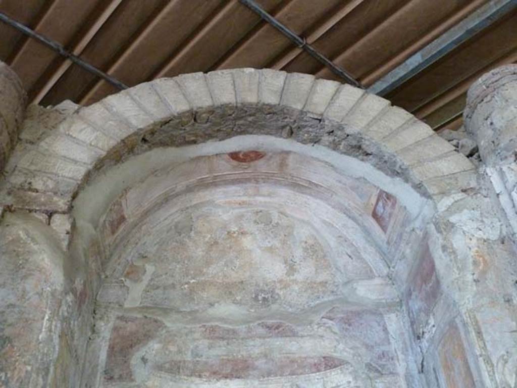 Villa San Marco, Stabiae, September 2015.  Area 65, top of niche with stuccoed Venus.